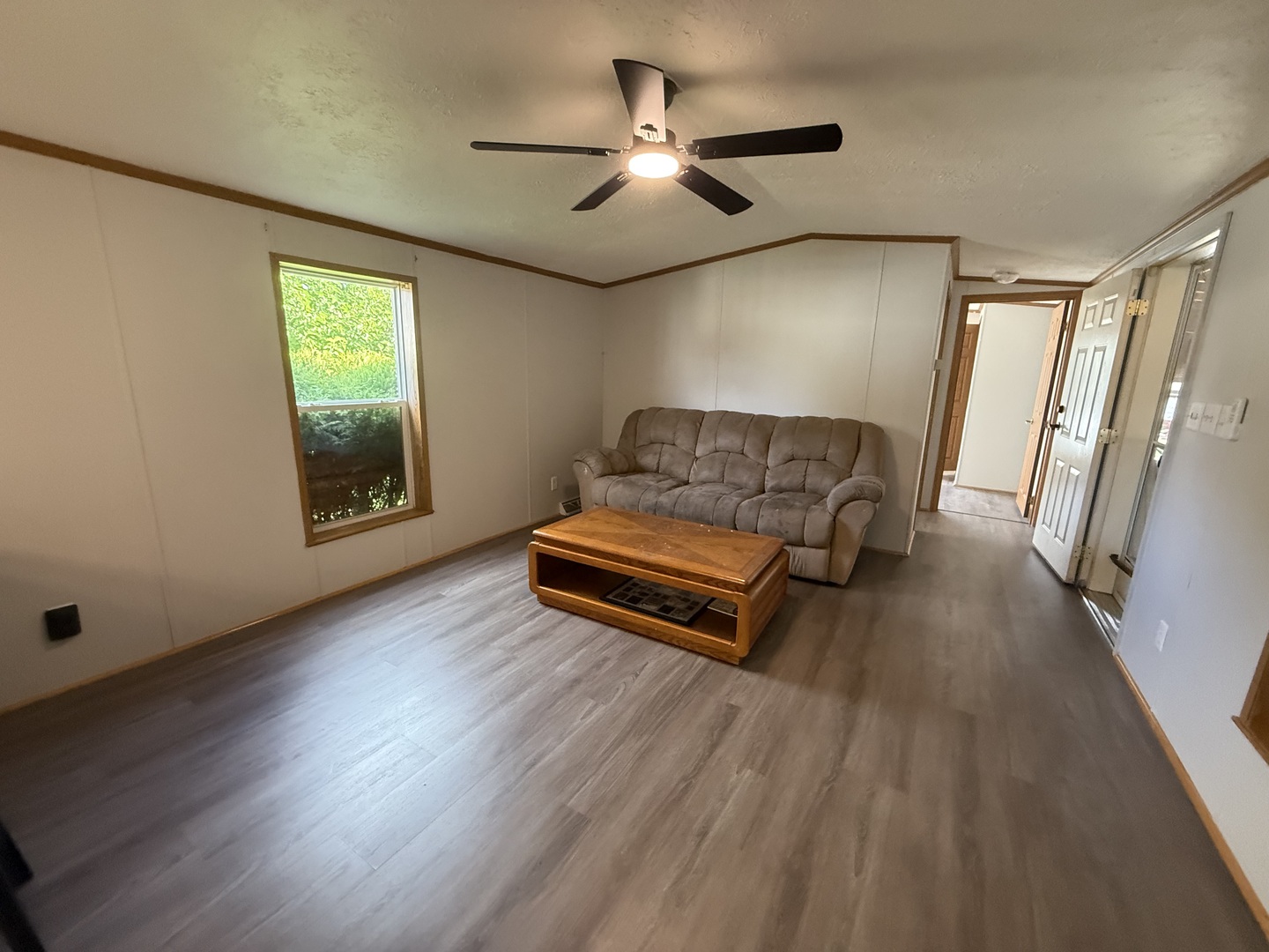 317 Pleasant Terrace Matteson, IL 60443 - Photo 8 of 23 a living room with furniture and a ceiling fan