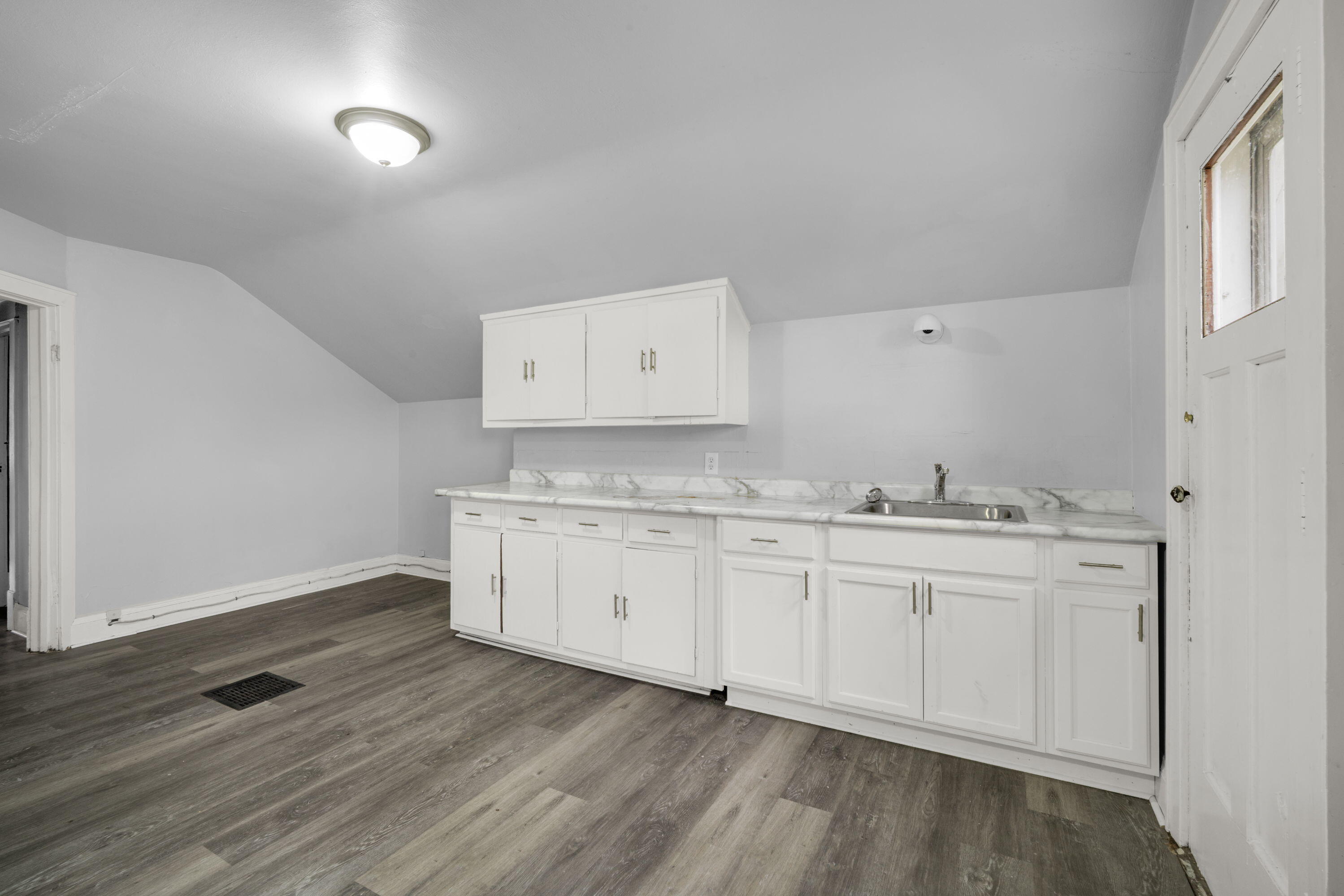 5622 North 36th Street Milwaukee, WI 53209 - Photo 18 of 21 18_imgDSC00068