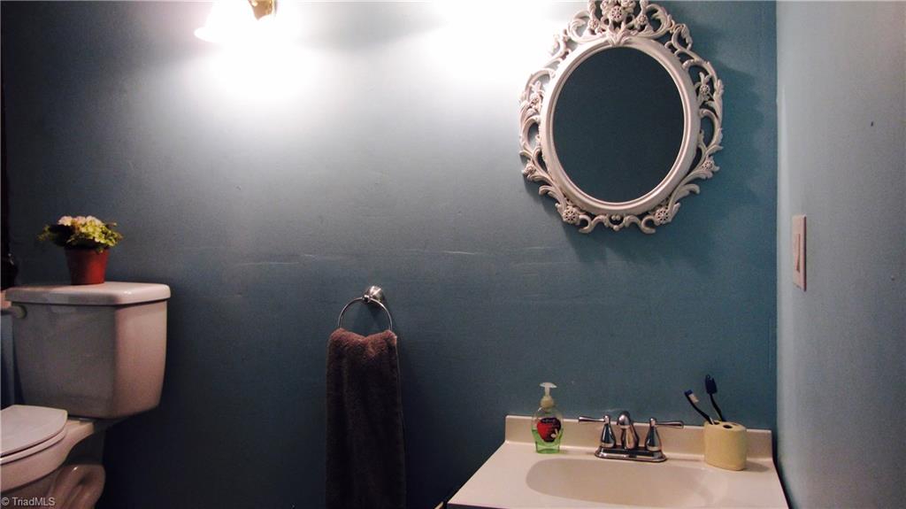 284 Countryside Road Harmony, NC 28634 - Photo 20 of 29 Half bathroom in basement