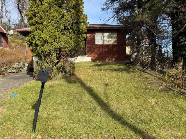 a view of yellow house with a yard
