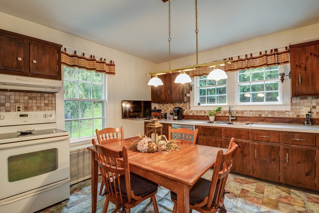 36 Cooper Road Sturbridge, MA 01518 - Photo 9 of 30