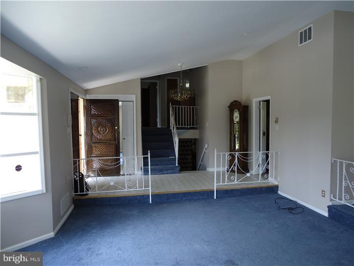 7201 Orwell Road Philadelphia, PA 19119 - Photo 4 of 24 Foyer