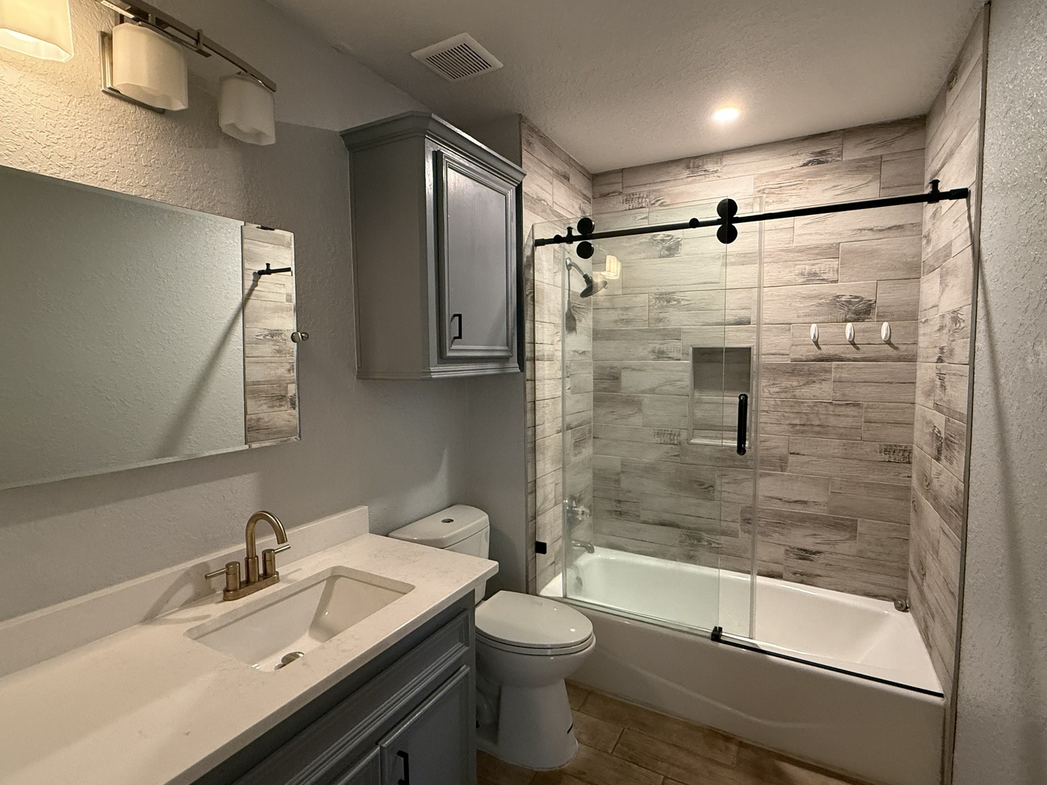 5525 Main Street Santa Fe, TX 77510 - Photo 25 of 36 Secondary bathroom