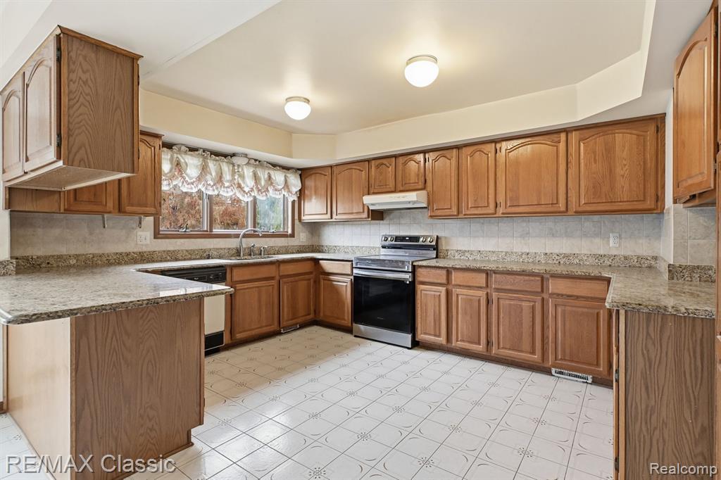 20077 Gill Road Livonia, MI 48152 - Photo 8 of 25 Gallery Image 8