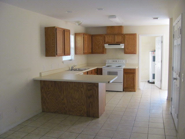 416 West Pedigo Avenue, Unit B Foley, AL 36535 - Photo 6 of 8 Kitchen/Living