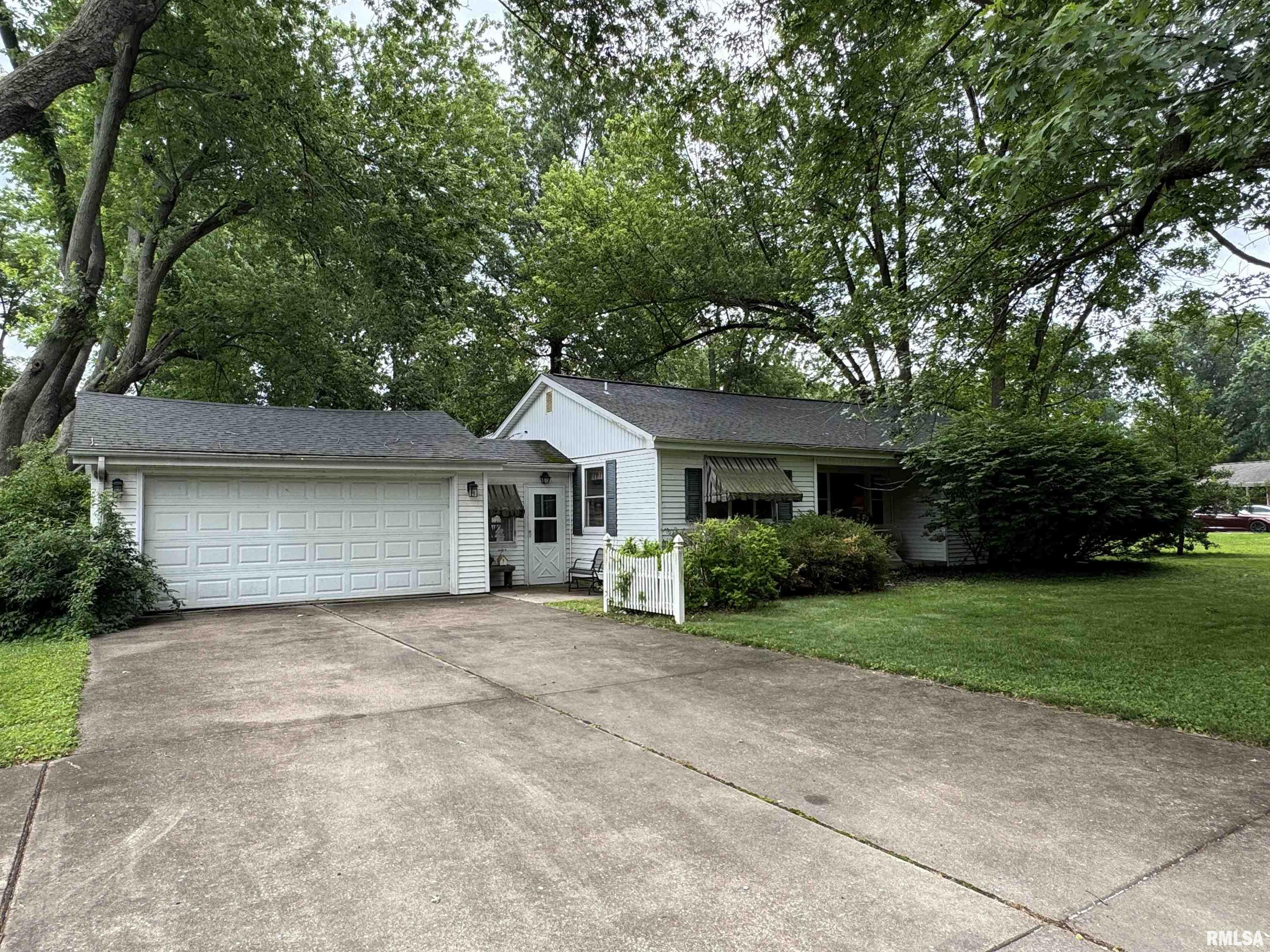 6924 Garden View Lane Springfield, IL 62712 - Photo 2 of 37