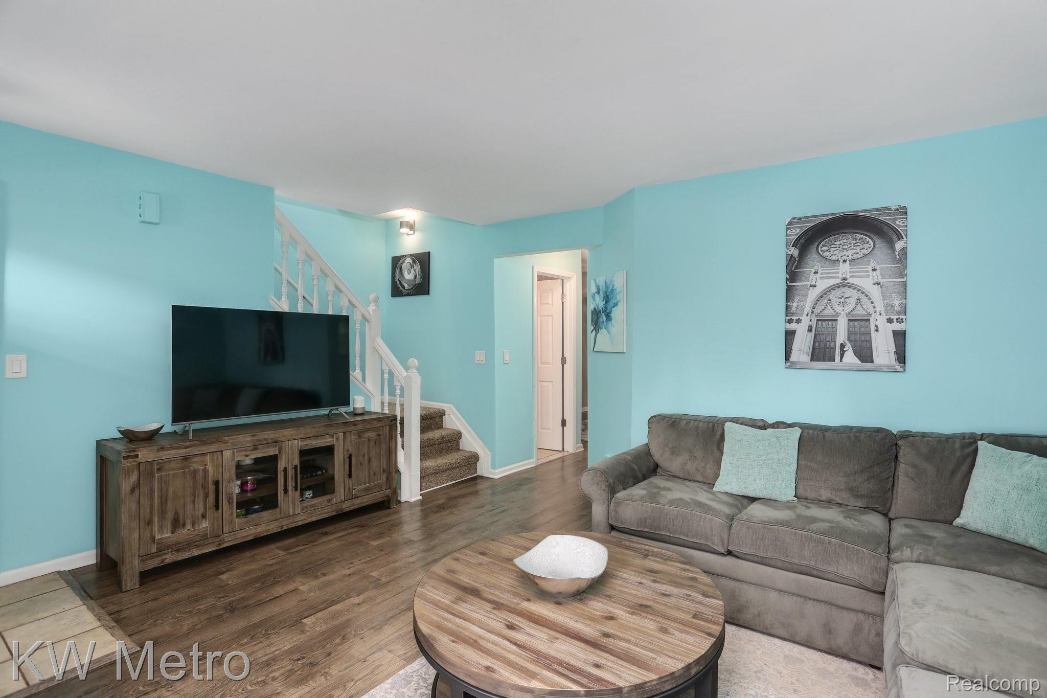 1578 Streamwood Court Rochester, MI 48307 - Photo 6 of 19 Living Room