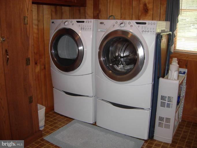 9789 Pearson Road Denton, MD 21629 - Photo 25 of 29 a utility room with dryer and washer