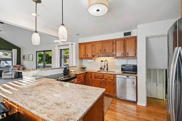 $465,000 | 694 South York Street, Elmhurst, IL 60126