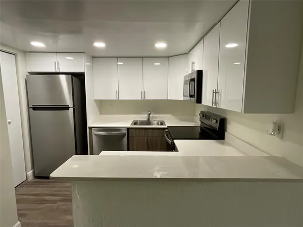 $2,352 | 19455 Northeast 10th Avenue, Unit 5523, North Miami Beach, FL 33179