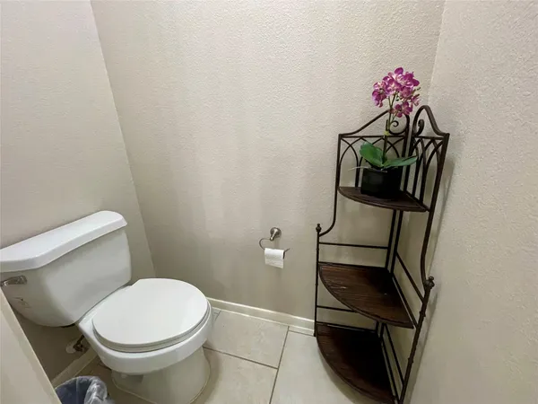 $2,500 | 27 Umbria Lane, The Woodlands, TX 77382