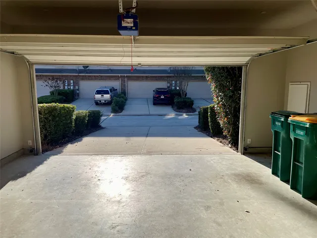 $2,500 | 27 Umbria Lane, The Woodlands, TX 77382