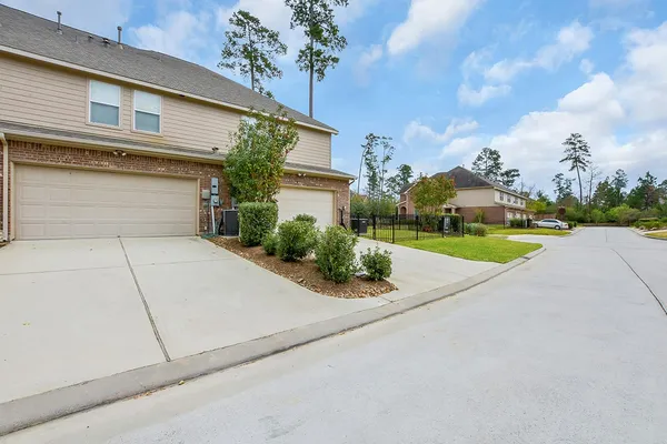 $2,500 | 27 Umbria Lane, The Woodlands, TX 77382