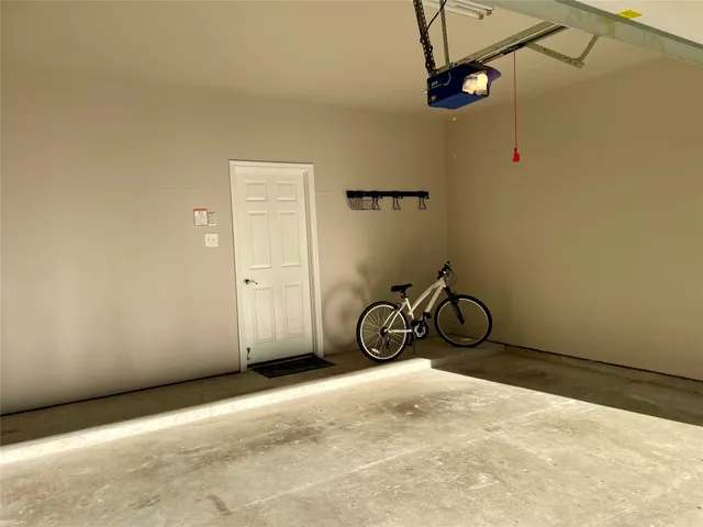 $2,500 | 27 Umbria Lane, The Woodlands, TX 77382