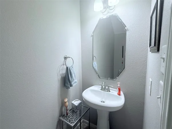 a view of entryway with livingroom