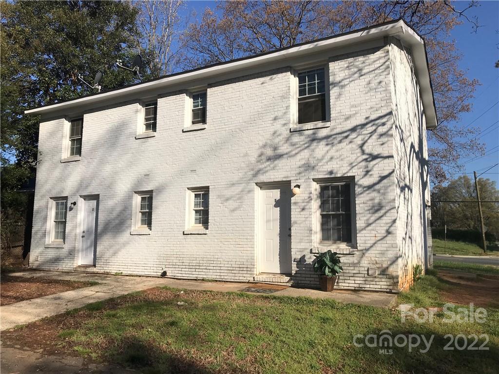 334 North Hoskins Road Charlotte, NC 28216 - Photo 1 of 18 a front view of a house with a yard