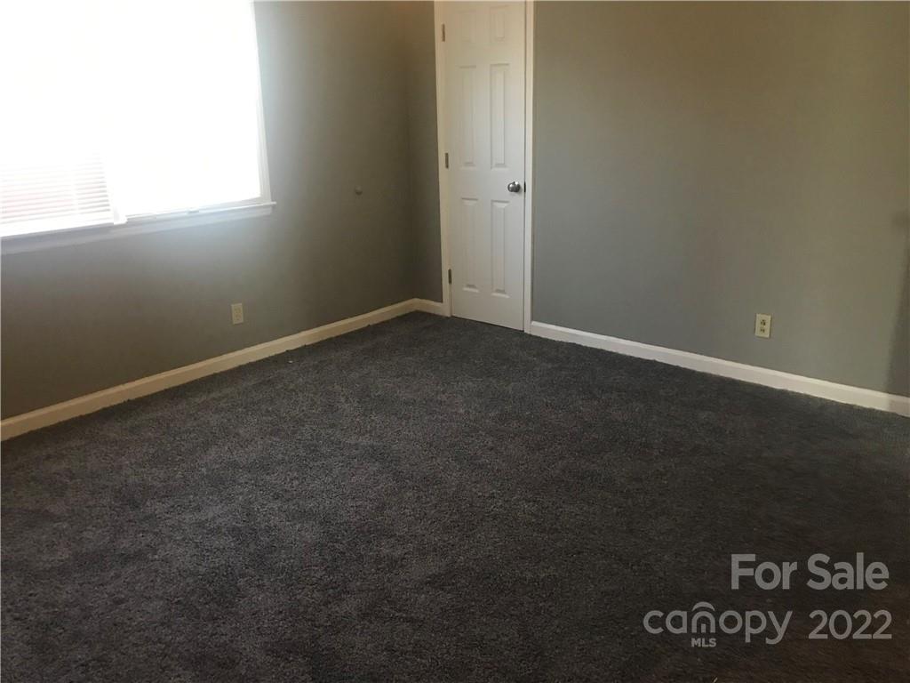 334 North Hoskins Road Charlotte, NC 28216 - Photo 11 of 18 a view of room