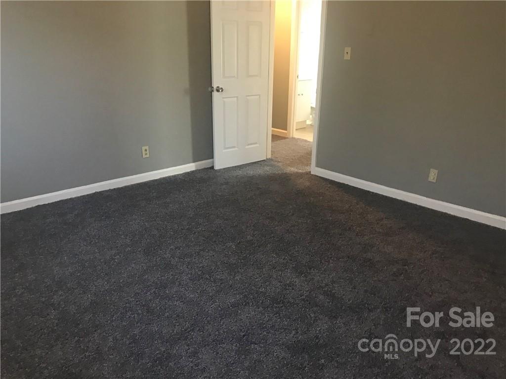 334 North Hoskins Road Charlotte, NC 28216 - Photo 12 of 18 a view of an empty room