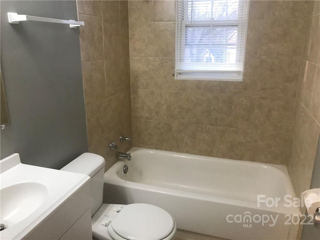 334 North Hoskins Road Charlotte, NC 28216 - Photo 13 of 18 a bathroom with a toilet and a bath tub