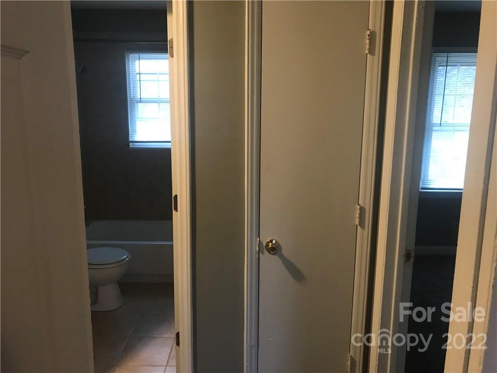 334 North Hoskins Road Charlotte, NC 28216 - Photo 15 of 18 a bathroom with a toilet
