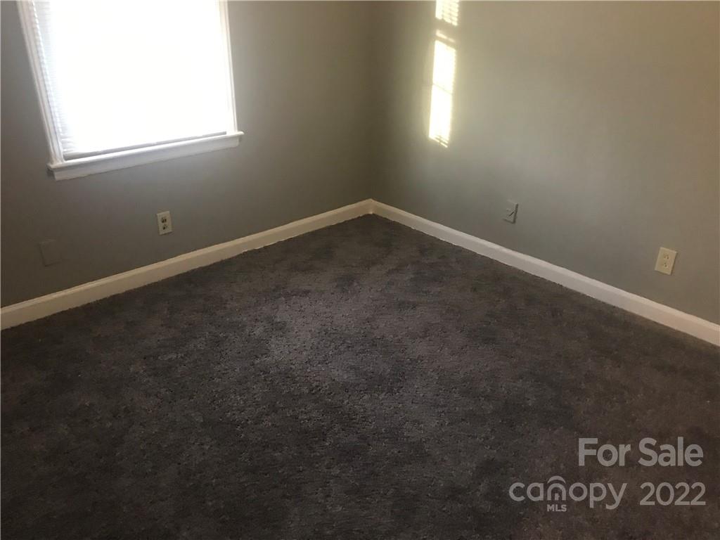 334 North Hoskins Road Charlotte, NC 28216 - Photo 16 of 18 an empty room with a window
