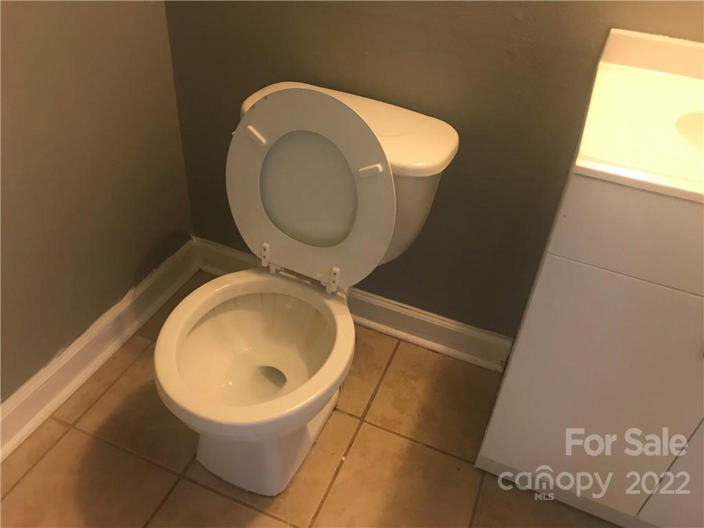 334 North Hoskins Road Charlotte, NC 28216 - Photo 4 of 18 a bathroom with a toilet and a sink