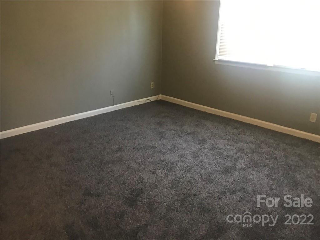 334 North Hoskins Road Charlotte, NC 28216 - Photo 10 of 18 an empty room with a window