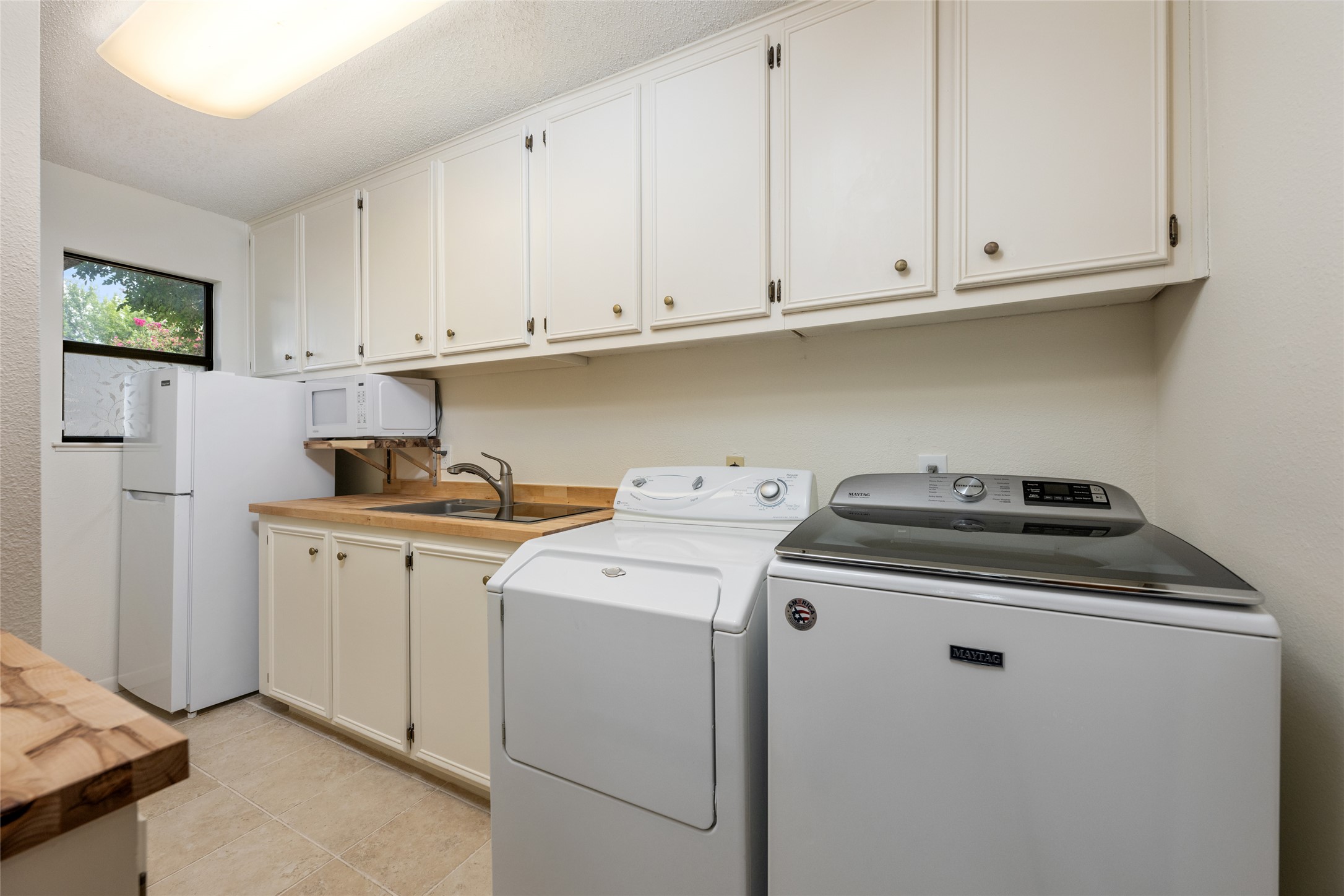 5319 Musket Ridge Austin, TX 78759 - Photo 30 of 39 Functional utility space with ample cabinetry, a dedicated sink, and appliances.