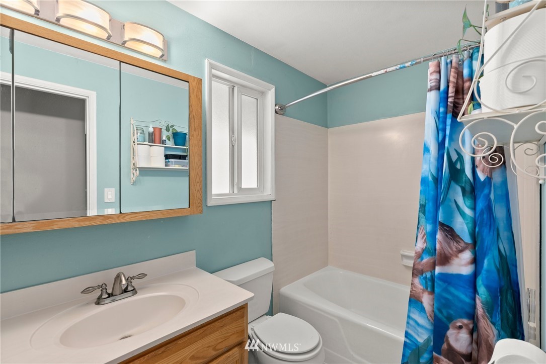 115 Kennicott Road Chehalis, WA 98532 - Photo 13 of 25 a bathroom with a sink toilet and shower