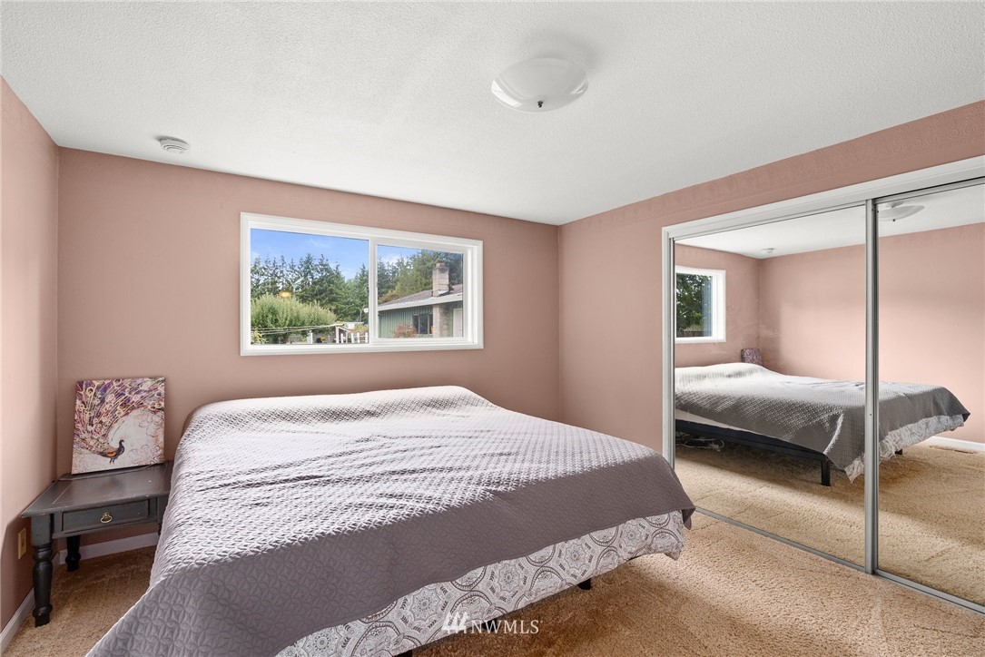 115 Kennicott Road Chehalis, WA 98532 - Photo 18 of 25 a bedroom with a large bed and a window
