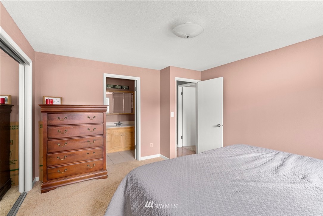 115 Kennicott Road Chehalis, WA 98532 - Photo 19 of 25 a bedroom with a large bed and a window