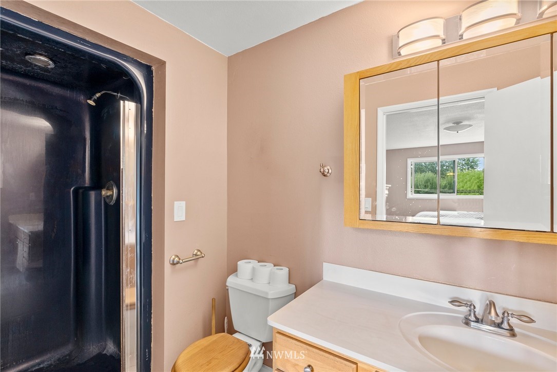 115 Kennicott Road Chehalis, WA 98532 - Photo 20 of 25 a bathroom with a sink a toilet and shower
