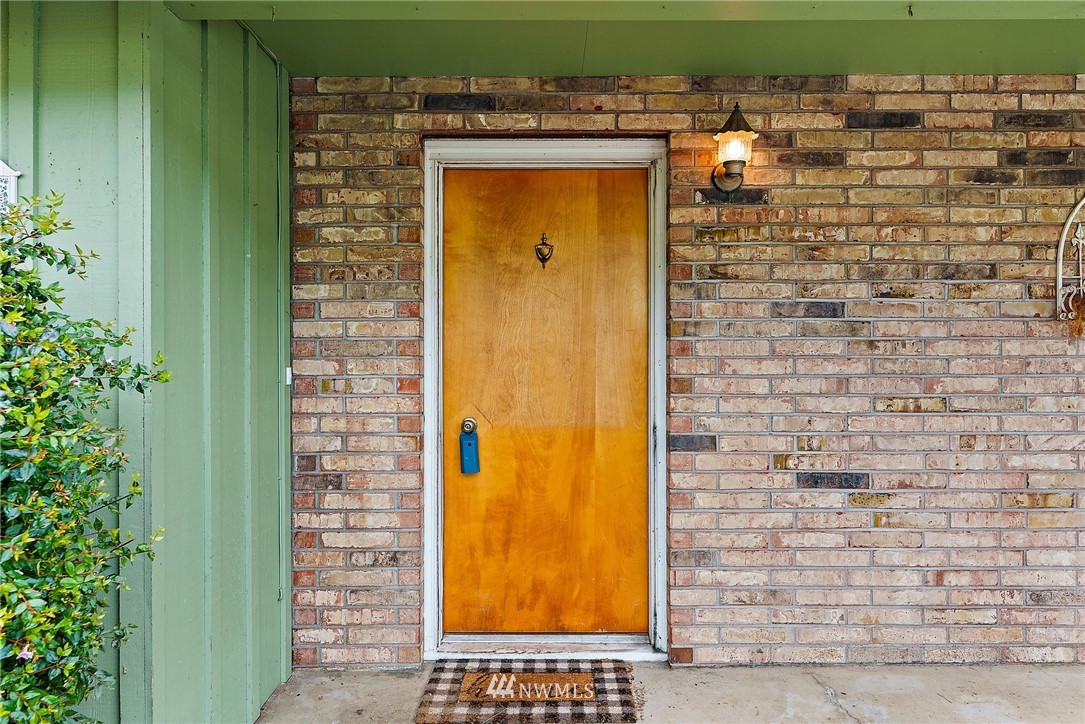 115 Kennicott Road Chehalis, WA 98532 - Photo 3 of 25 a view of a entryway door