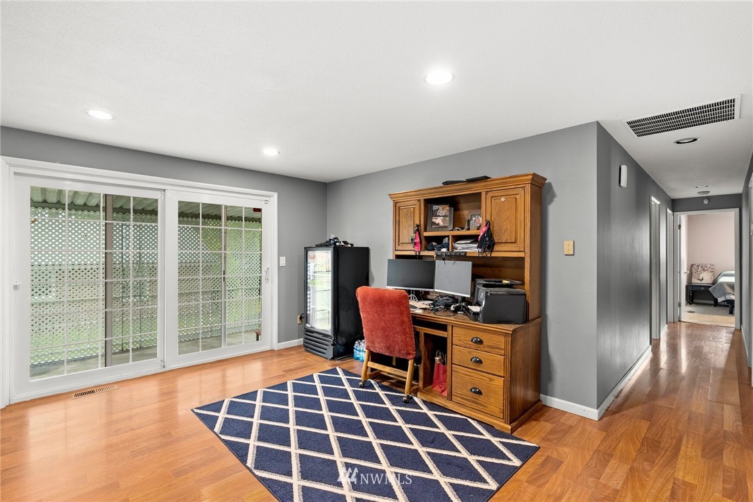 115 Kennicott Road Chehalis, WA 98532 - Photo 5 of 25 a workspace with furniture and window