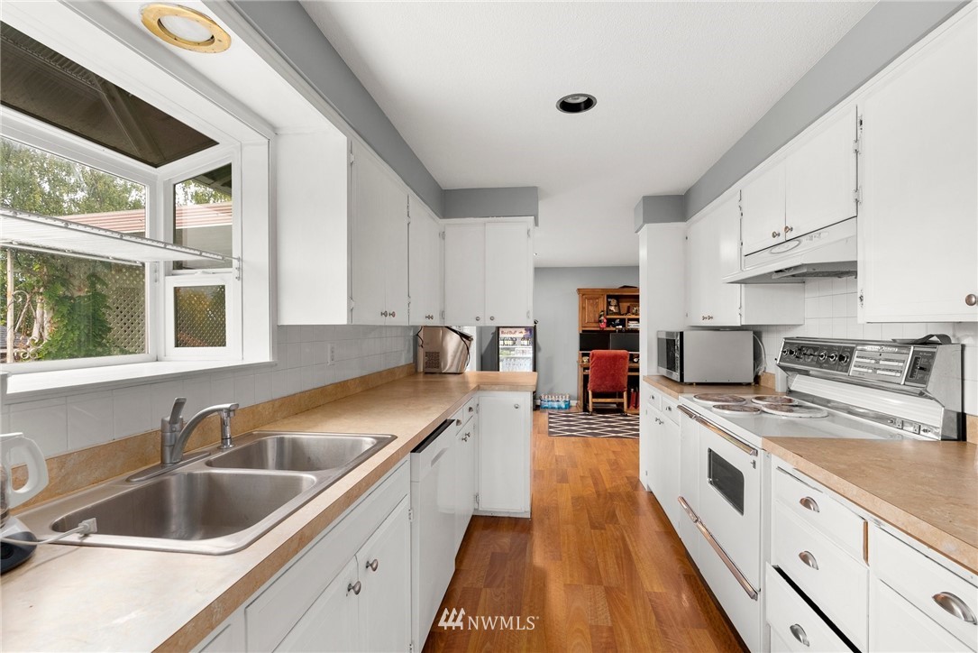 115 Kennicott Road Chehalis, WA 98532 - Photo 7 of 25 a large kitchen with stainless steel appliances granite countertop a sink and a wooden floors