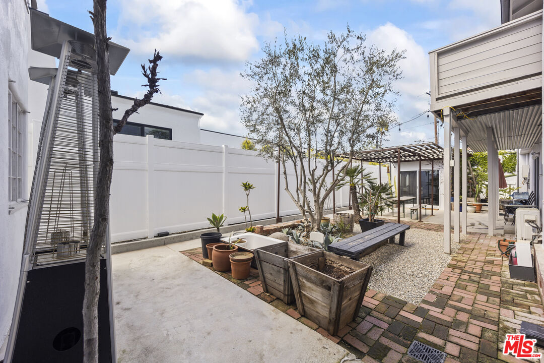 751 18th Street, Unit B Santa Monica, CA 90403 - Photo 17 of 24 a view of outdoor space and living room