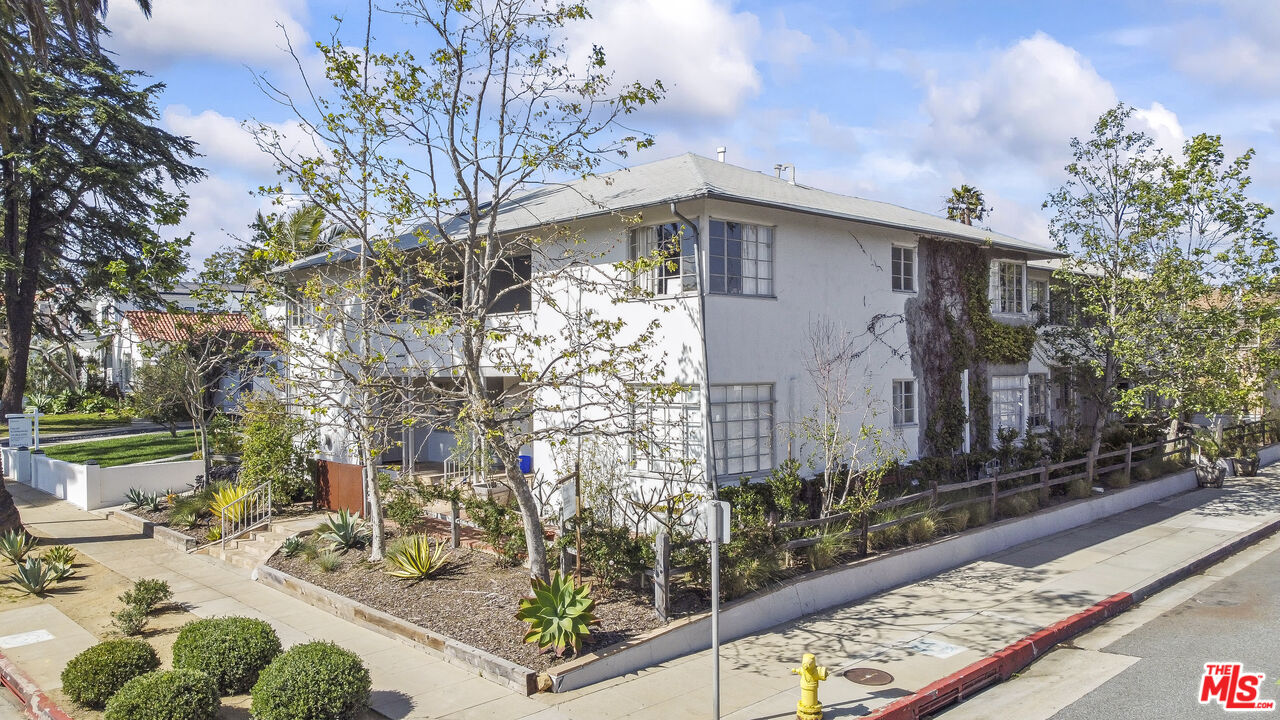 751 18th Street, Unit B Santa Monica, CA 90403 - Photo 21 of 24 a front view of a house with garden