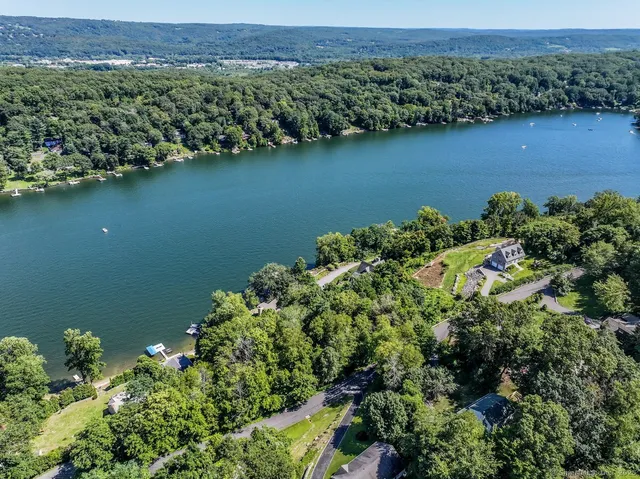 $155,000 | 22 Candlewood Common, New Milford, CT 06776