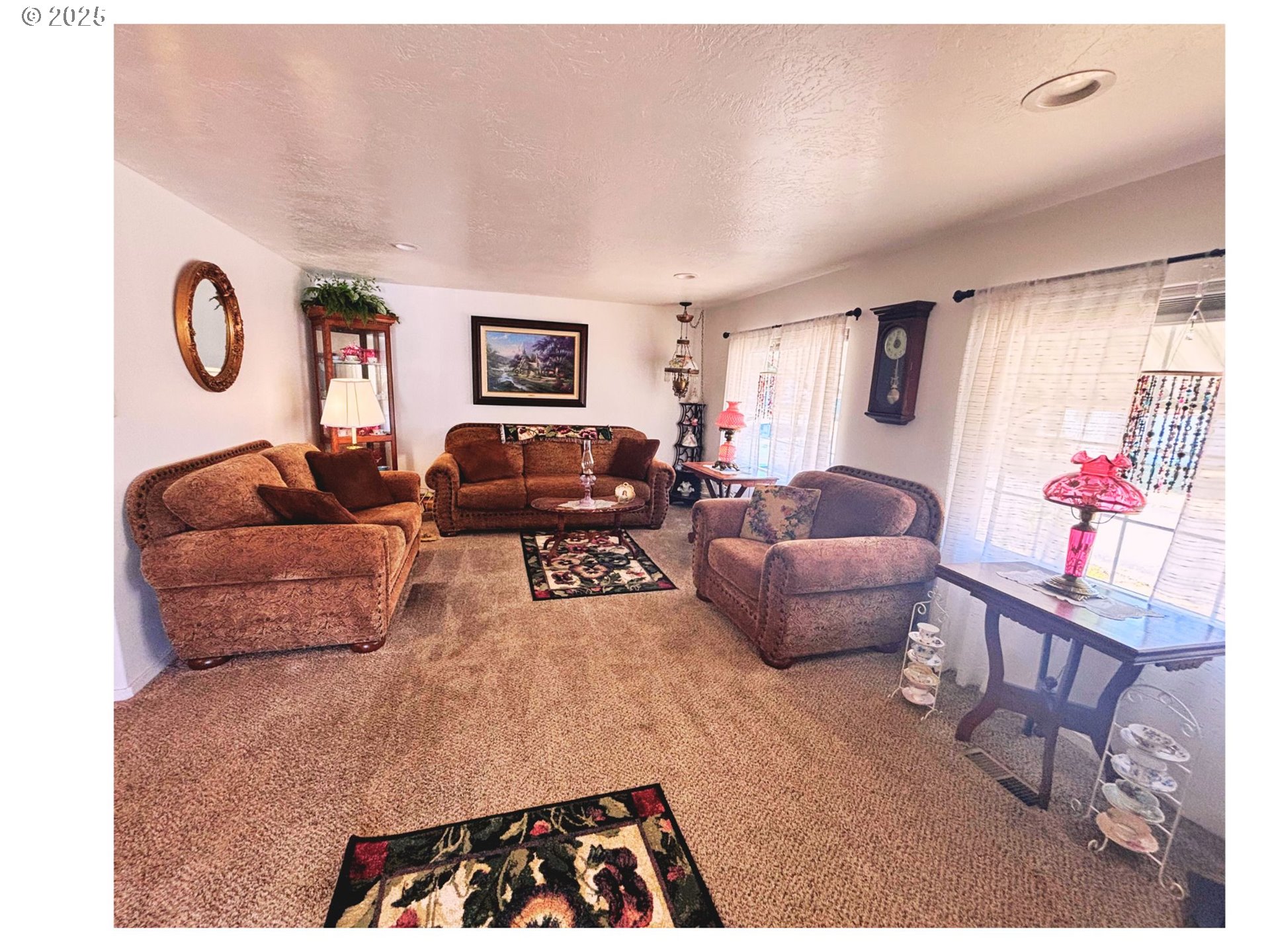 1125 58th Street, Unit 86 Springfield, OR 97478 - Photo 15 of 44 a living room with furniture and a window