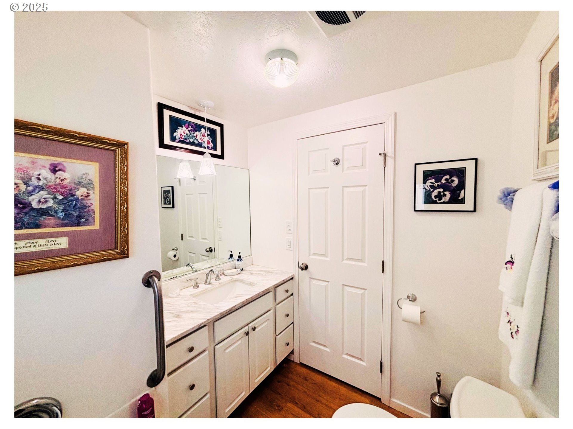 1125 58th Street, Unit 86 Springfield, OR 97478 - Photo 20 of 44 a spacious bathroom with a double vanity sink and a mirror
