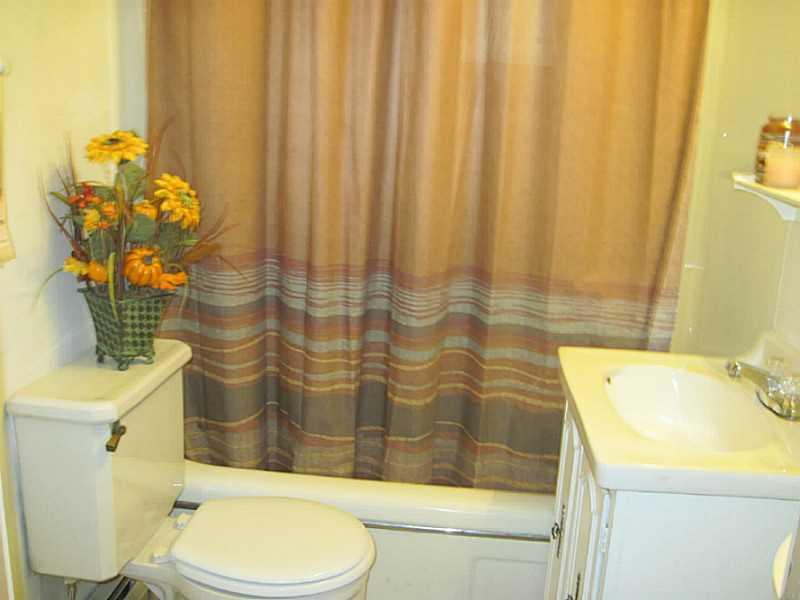 2515 Ridge Rd Extension Economy, PA 15005 - Photo 8 of 18 Full Bath. Efficient bathroom is located off of the living room.
