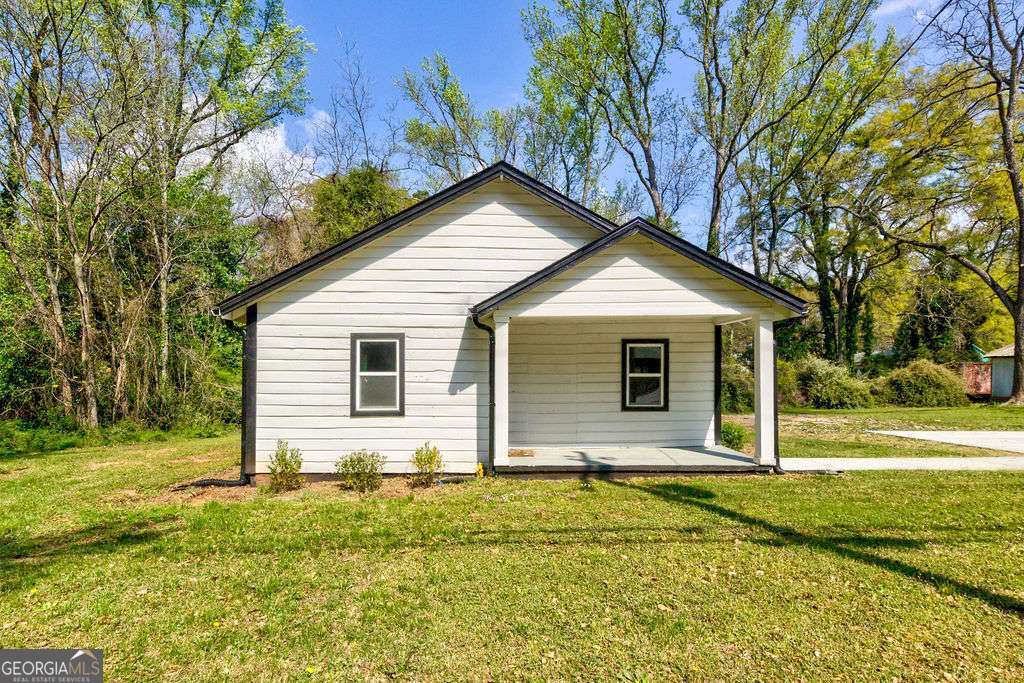 a view of a house with a yard