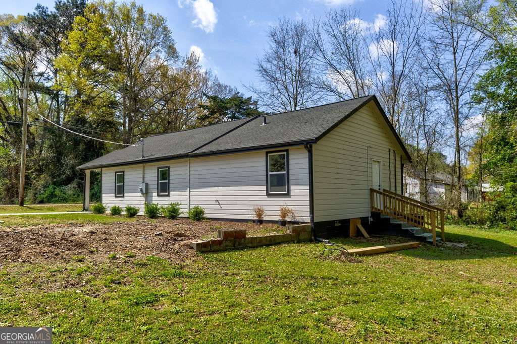 206 Walker Drive Monroe, GA 30655 - Photo 27 of 32 a backyard of a house