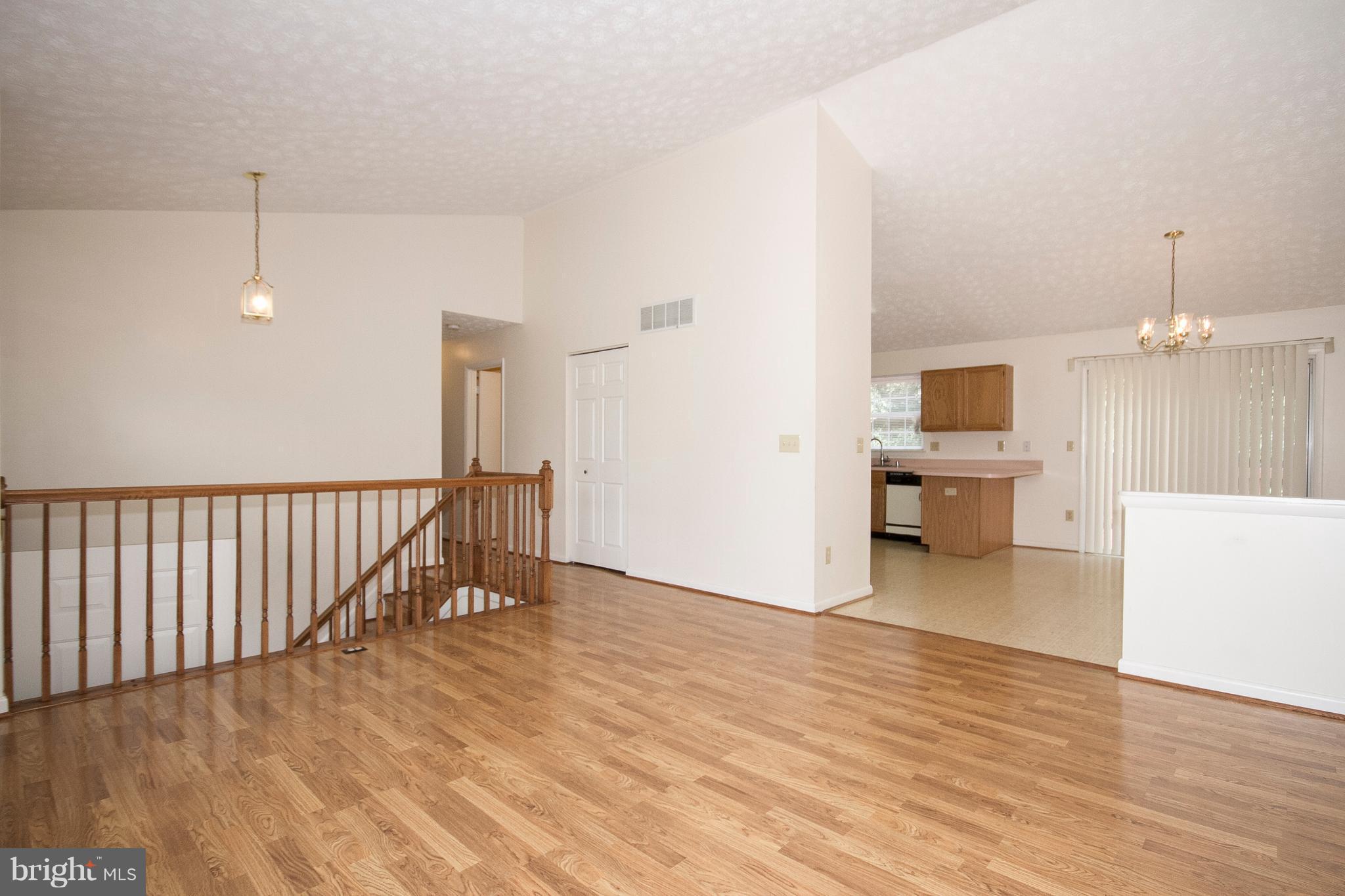 8050 Pine Ridge Road Pasadena, MD 21122 - Photo 5 of 30 Living Room