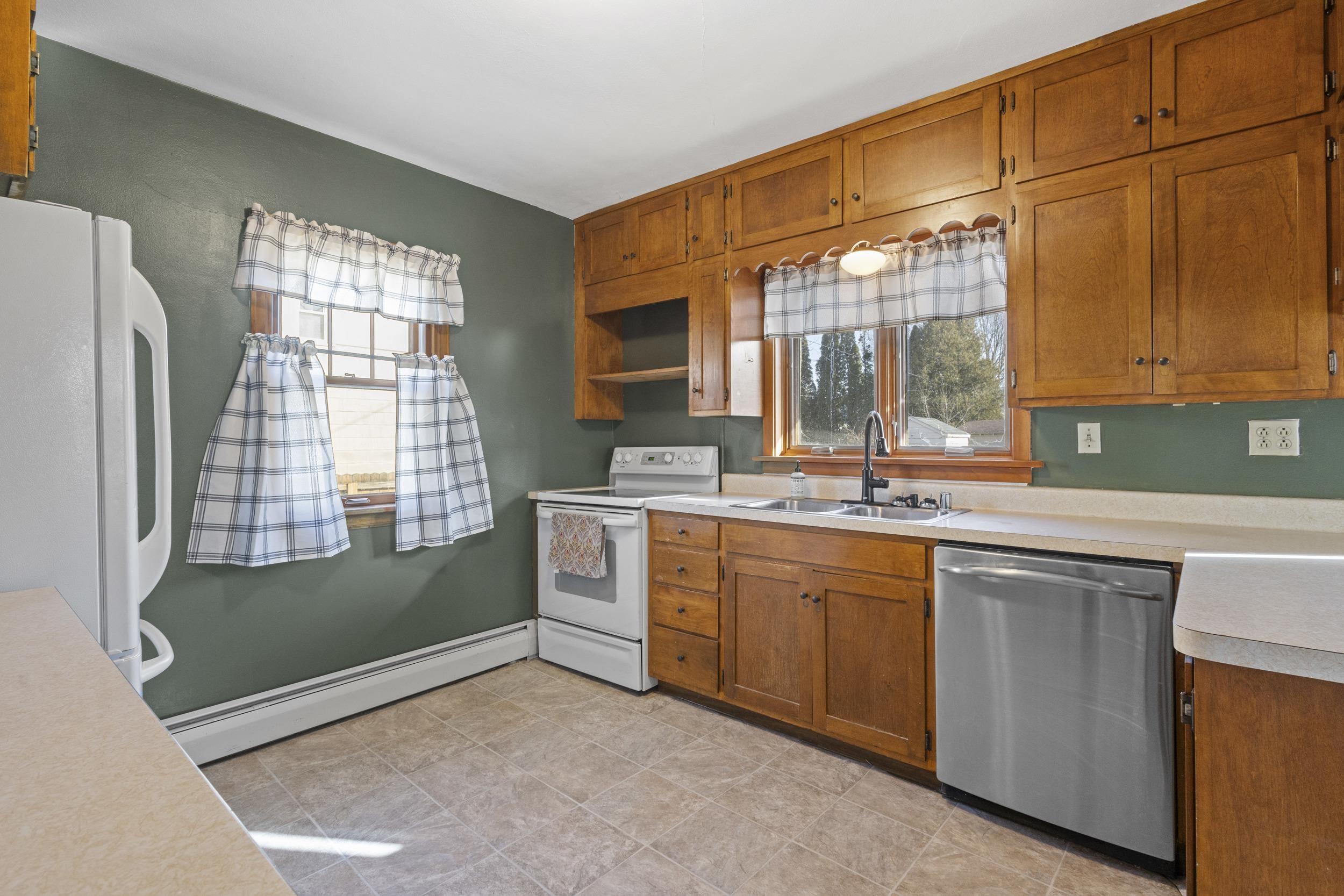 2111 Hamilton Street Manitowoc, WI 54220 - Photo 13 of 58