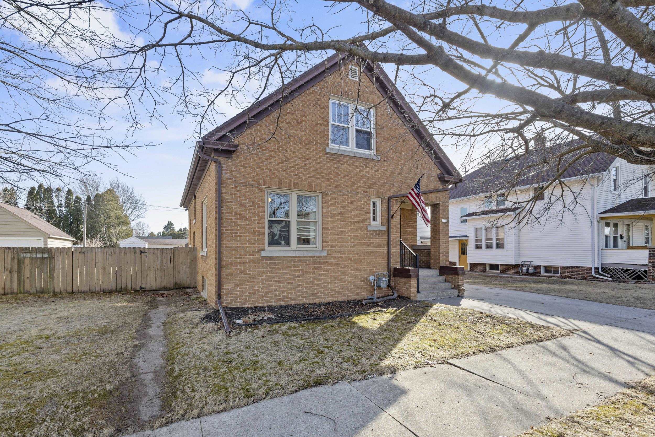 2111 Hamilton Street Manitowoc, WI 54220 - Photo 2 of 58