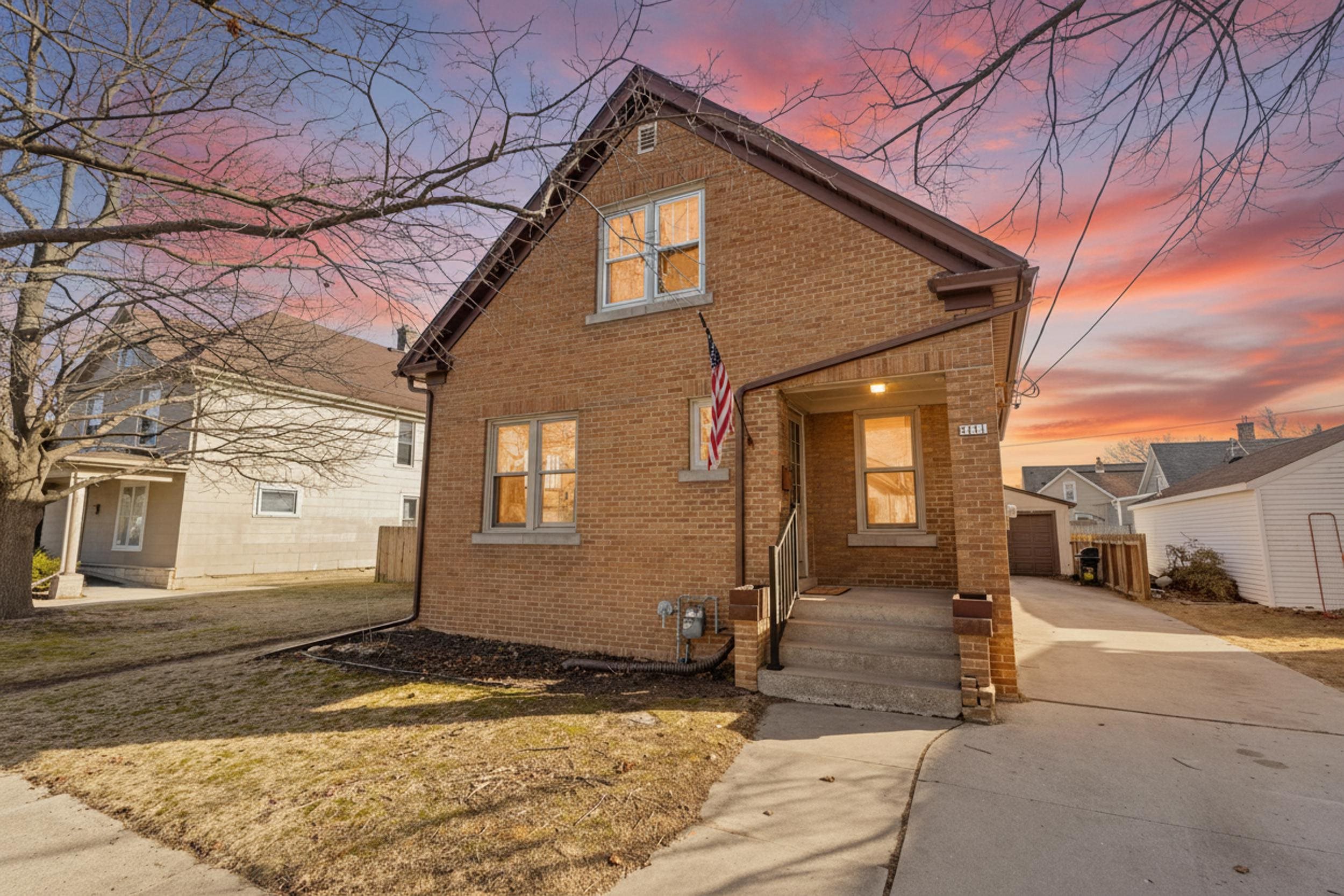 2111 Hamilton Street Manitowoc, WI 54220 - Photo 3 of 58