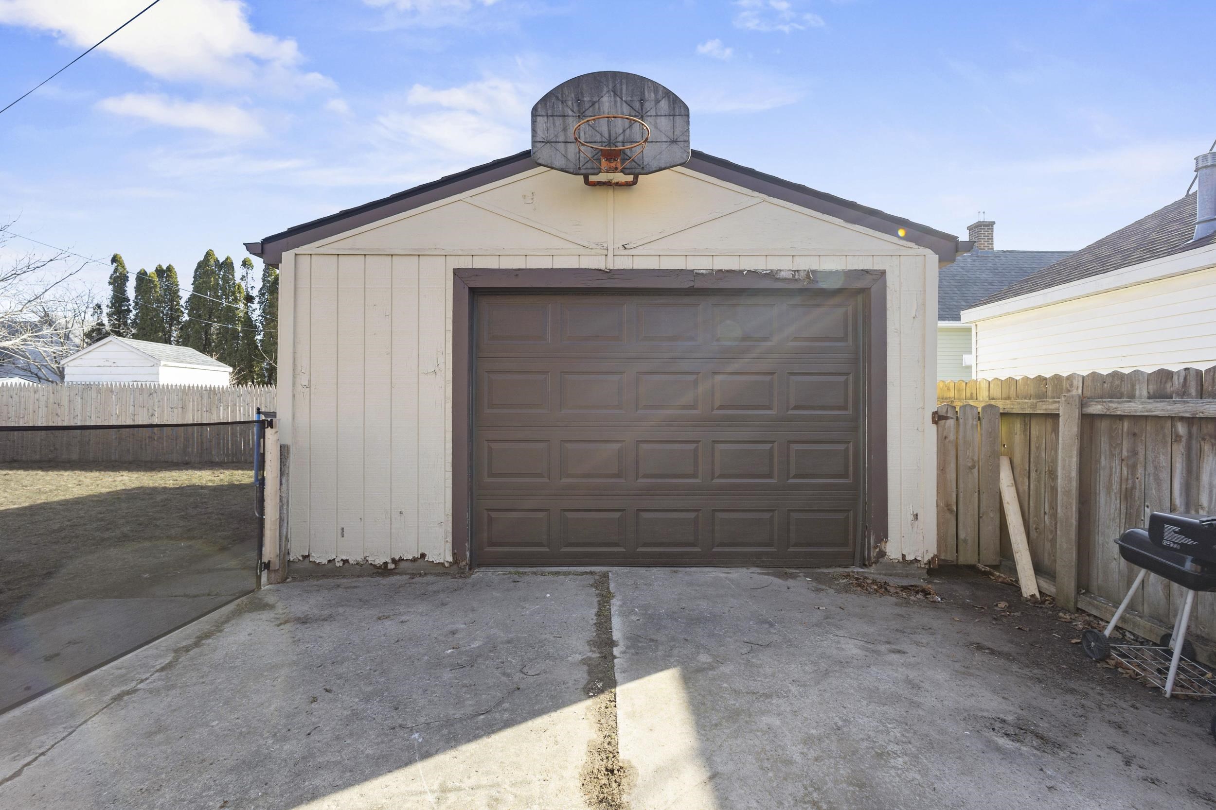 2111 Hamilton Street Manitowoc, WI 54220 - Photo 35 of 58