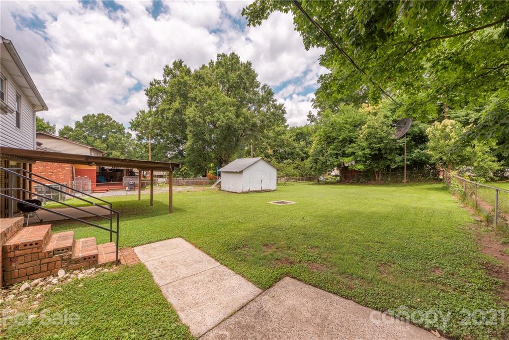 2531 Milton Road Charlotte, NC 28215 - Photo 18 of 19 a backyard of a house with table and chairs