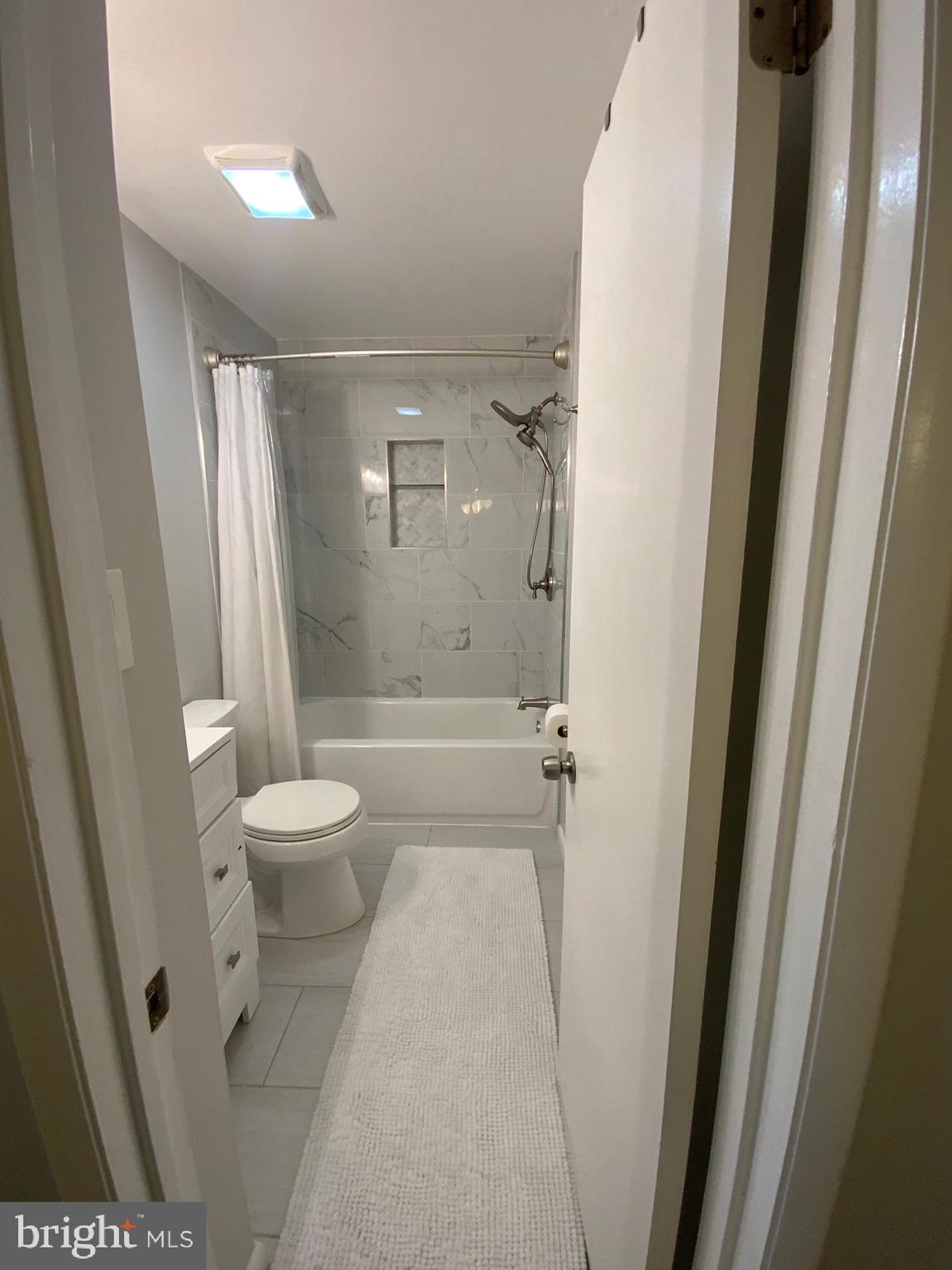 1805 Westwind Way, Unit 55 McLean, VA 22102 - Photo 15 of 30 a bathroom with a shower a toilet and a sink